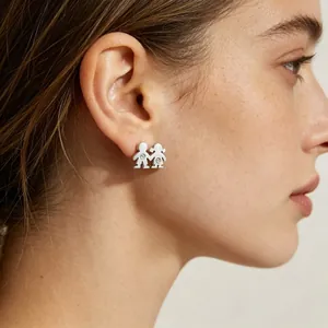 Vue latérale de boucles d'oreilles garçon et fille se tenant la main sur un mannequin