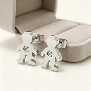 Gros plan de boucles d'oreilles en acier inoxydable en forme de garçon avec strass.