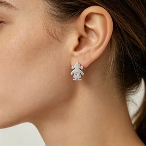 Gros plan détaillé d'une boucle d'oreille style découpé avec diamant en acier titane