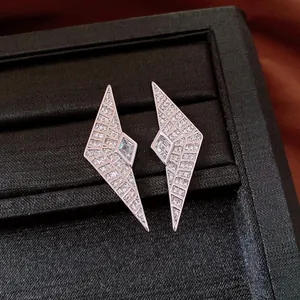 Makro-Detail von Vintage-Ohrsteckern mit funkelnden Diamanten in einer schwarzen Box.