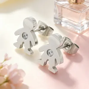 Détail de boucles d'oreilles garçon en acier titane argenté avec un cristal scintillant