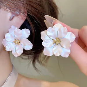 Macro-opname van elegante witte bloem oorknopjes met gouden centra en matte bloembladen