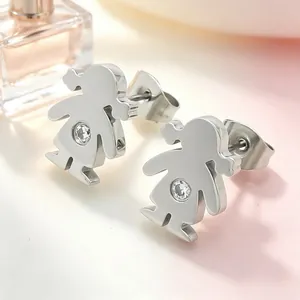 Gros plan détaillé de boucles d'oreilles en acier titane en forme de fille avec strass.