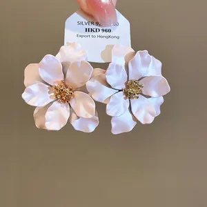 Elegante lichtroze bloemoorbellen met goudkleurig hart en zilveren naaldsluiting.