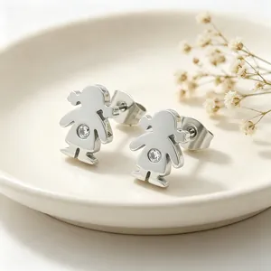 Vue détaillée de boucles d'oreilles fille en argent poli avec une pierre de zircone