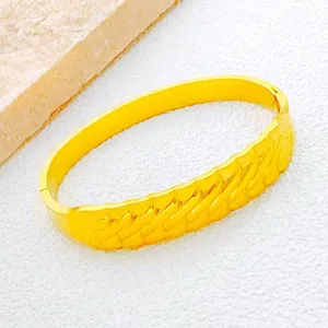 Detail van de gevlochten textuur van een 18k vergulde roestvrijstalen armband