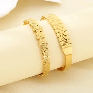 Gedetailleerd overzicht van 18k goud vergulde roestvrijstalen armbanden met bloem