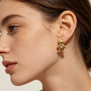 Gros plan d'une boucle d'oreille garçon en or avec cristal portée à l'oreille