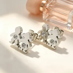 Gros plan de boucles d'oreilles en acier poli avec silhouettes de garçon et fille.