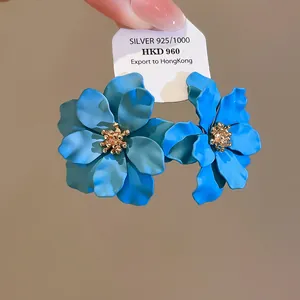 Gedetailleerde close-up van matblauwe bloemknopjes met gouden harten en zilveren stekers
