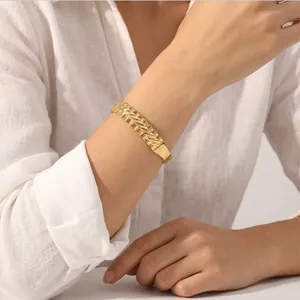 Gedetailleerde close-up van een 18k vergulde roestvrijstalen armband voor dames