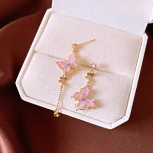 Detailansicht rosa Schmetterling Ohrringe asymmetrisch mit Zirkonia in Geschenkbox