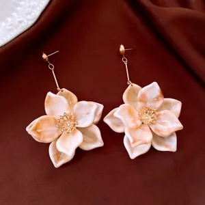 Detailansicht von Vintage-Blumenohrringen mit Marmorstruktur und Strasssteinen