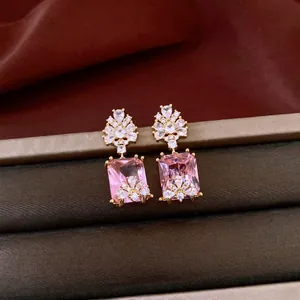 Detailansicht der Vintage-Ohrringe mit großen rosa Kristallen und floralen Akzenten.