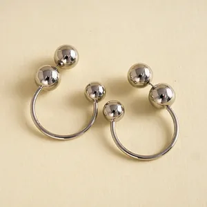 Vue détaillée de boucles d'oreilles clous géométriques en C minimalistes en argent avec billes