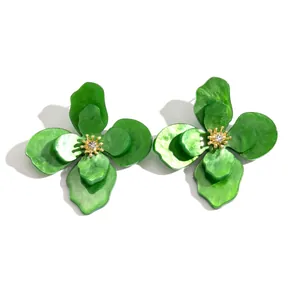 Orecchini a perno vintage a forma di fiore in acrilico verde con centro in strass.