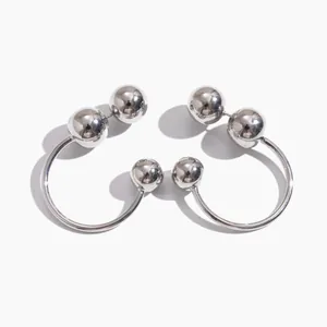Boucles d'oreilles argentées en forme de C avec sphères métalliques