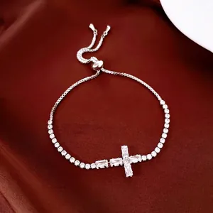 Elegante zilveren kruisarmband met sprankelende zirkonia en verstelbare schuifketting