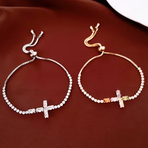 Vue détaillée de deux bracelets croix réglables en zircone, finitions argent et or.