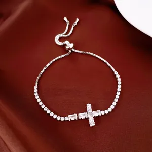 Vue détaillée d'un bracelet coulissant argenté avec croix étincelante en zircone