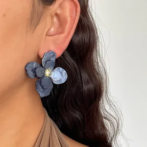 Primo piano dettagliato di orecchini vintage in acrilico marmorizzato con strass