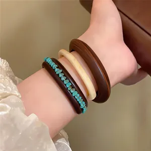 Gedetailleerd overzicht van hars en houten armbanden met onregelmatige turkoois inleg