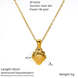 Vue détaillée du pendentif fraise en acier inoxydable plaqué or 18 carats avec dimensions