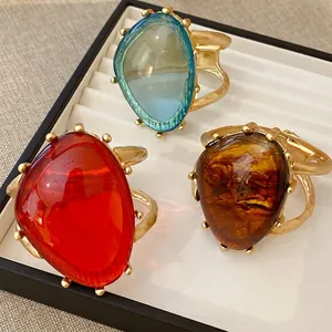 Brazalete exagerado de resina con marco dorado en tres colores vibrantes