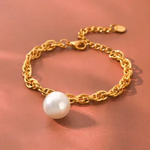 Vue détaillée d'un bracelet vintage à grosse chaîne dorée avec une perle baroque.