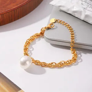 Gros plan détaillé d'un bracelet à maillons dorés avec une grande perle baroque blanche