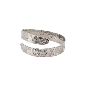 Dames Onregelmatige Geplooide Bovenarmband Open Verstelbare Gehamerd IJzeren Armband Europese Mode Metalen Sieraden