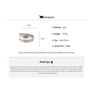 Detailweergave van de gehamerde zilveren onregelmatige armband met maat- en materiaalgegevens