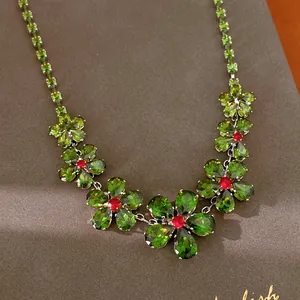 Detailansicht der Vintage-Halskette mit grünen und roten Zirkonienblumen in Silber