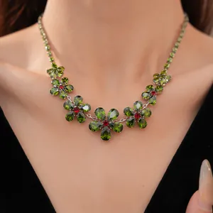 Elegante Vintage-Halskette mit grünen und roten Zirkon-Blütenblättern am Modell