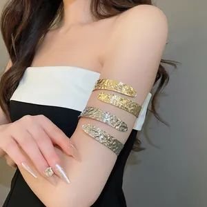 Close-up van metalen onregelmatige geplooide armband met gehamerde textuur op de arm