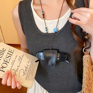 Collier porte-lunettes rétro en cuir avec perles en bois pour le rangement des lunettes.