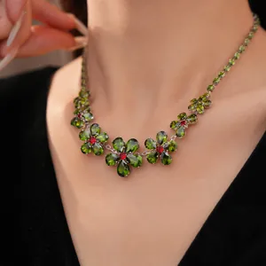 Vintage Halskette mit grünen Blumen und Zirkon-Steinen, an einem Modell in der Detailansicht