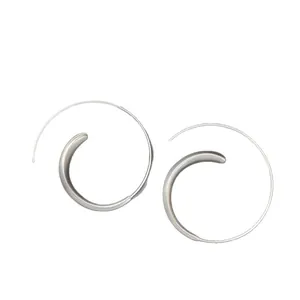 Elegante minimalistische silberne Spiral-Creolen mit einzigartigem französischen Design