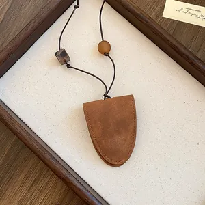 Detailansicht der braunen Lederbrillenhalter-Halskette im Retro-Stil mit Perlen