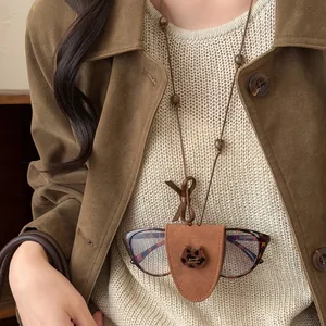 Stijlvolle bruine leren ketting met schattige kattenhanger en brillenhouder voor dames