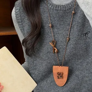 Elegante leren buidelketting met harsberen hanger en decoratieve kralen voor dames