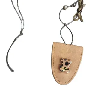 Suède ketting met hanger van harsbeertje met luipaardprint voor dames.
