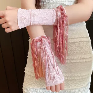 Vista dettagliata delle maniche in pizzo rosa con nappe di paillettes scintillanti e alla moda.