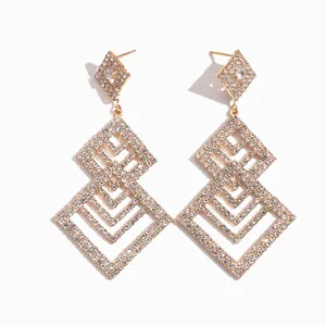 Elegante goldfarbene geometrische hohle Rautenohrringe mit funkelnden Strasssteinen
