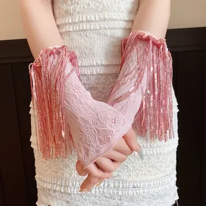 Dettaglio delle maniche in pizzo rosa con nappe di paillettes luccicanti ed eleganti