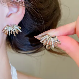 Gros plan de boucles d'oreilles clous multicouches en forme de C en plaqué or 18K