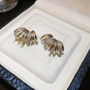 Vue détaillée des boucles d'oreilles multicouches en forme de C avec zircons brillants