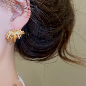 Vue détaillée de boucles d'oreilles multicouches en plaqué or 18 carats et zircons