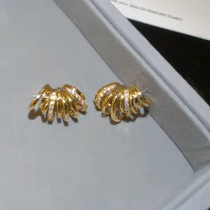 Vue détaillée des boucles d'oreilles en C multicouches plaquées or 18 carats avec zircons