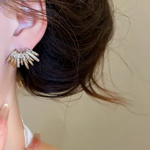Vue détaillée de boucles d'oreilles en C multicouches argentées avec zircons sur l'oreille